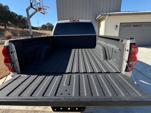 Used 2004 Chevrolet Silverado 2500 LT w/ Heavy-Duty Power Package image 8