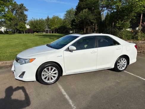 Used 2012 Toyota Camry XLE w/ Leather Pkg FWD image 2
