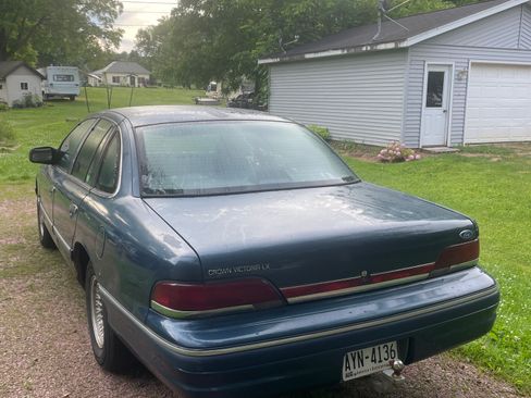 Used 1993 Ford Crown Victoria LX RWD image 4
