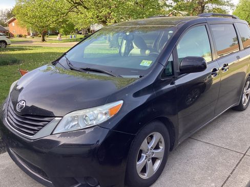 Used 2016 Toyota Sienna LE image 1