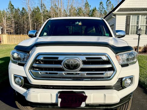 Used 2018 Toyota Tacoma Limited image 10