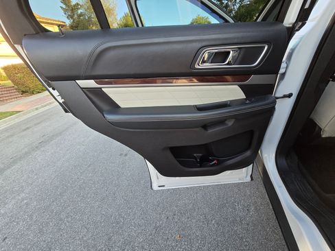 Used 2017 Ford Explorer Platinum image 18