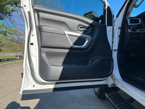 Used 2018 Nissan Titan PRO-4X image 9