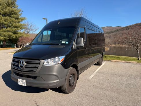 Used 2024 Mercedes-Benz Sprinter 2500 image 7