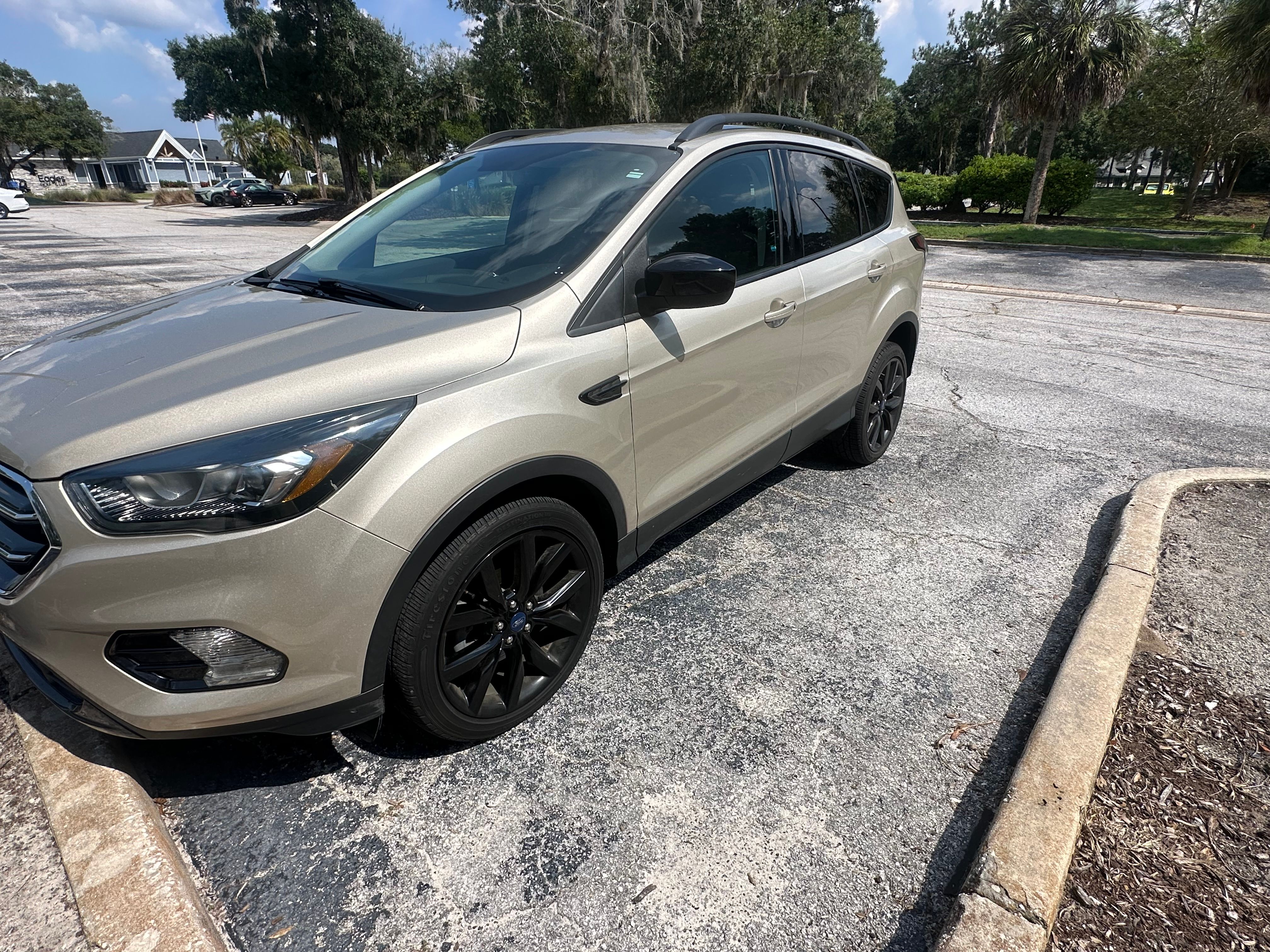 Used 2017 Ford Escape SE w/ SE Sport Appearance Package FWD image 8