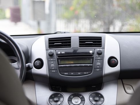 Used 2008 Toyota RAV4 Limited image 9