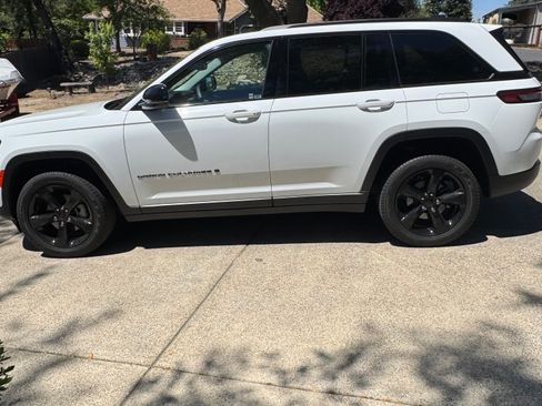 Used 2024 Jeep Grand Cherokee Limited w/ Black Appearance Package AWD/4WD image 1