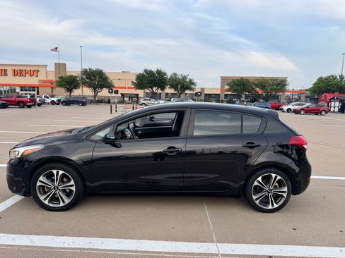 Used 2017 Kia Forte LX FWD image 2