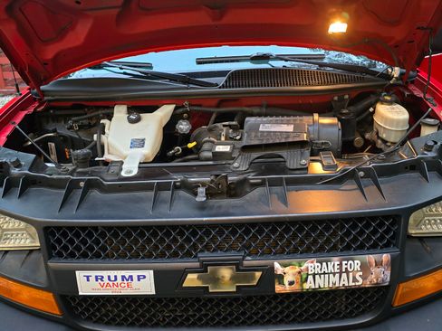 Used 2017 Chevrolet Express 2500 Van 3D image 9