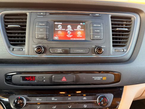 Used 2015 Kia Sedona LX w/ LX Convenience Package image 18