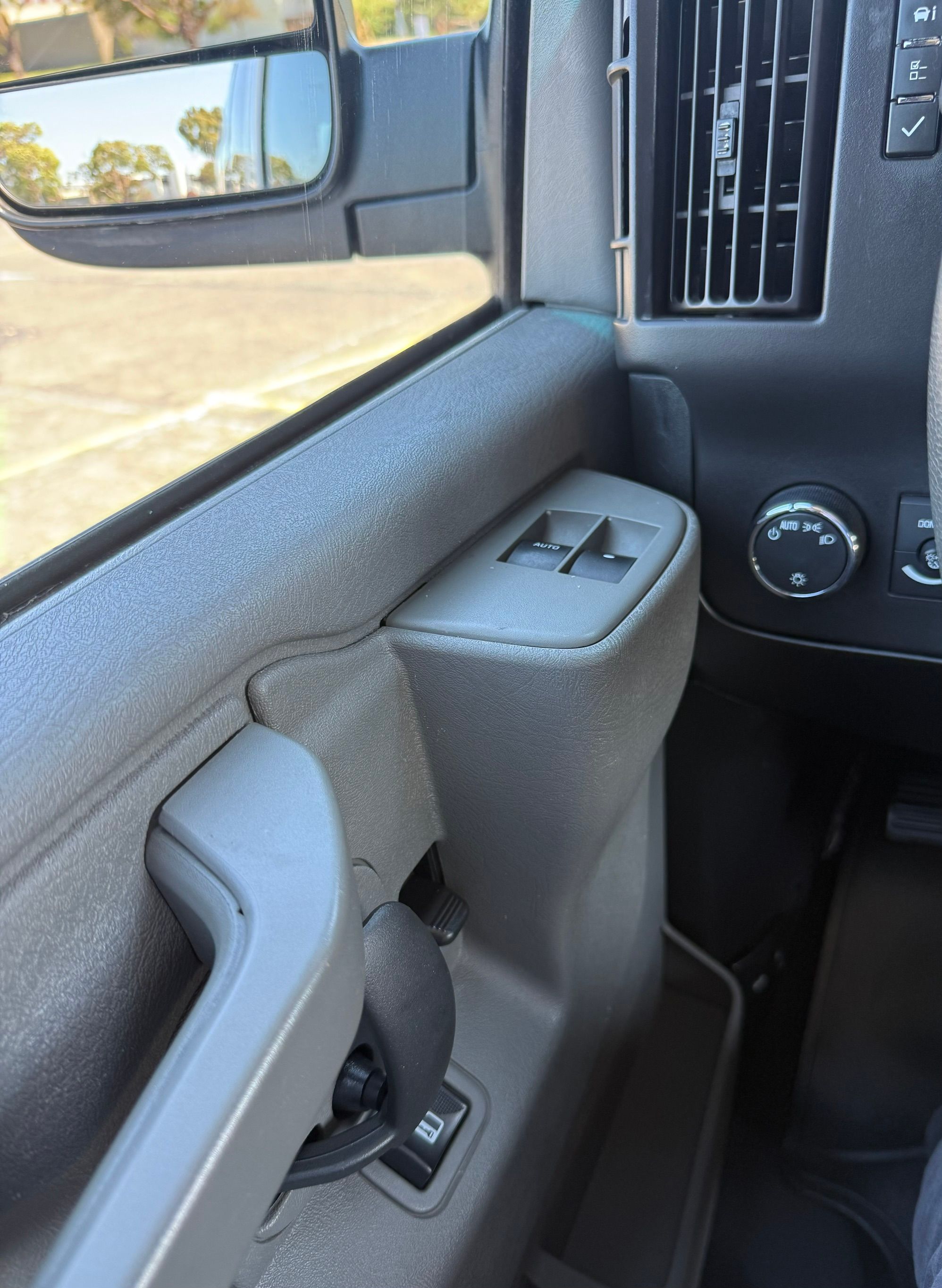 Used 2017 Chevrolet Express 2500 LT w/ LT Preferred Equipment Group RWD image 17