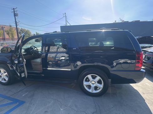 Used 2009 Chevrolet Suburban LTZ RWD image 8