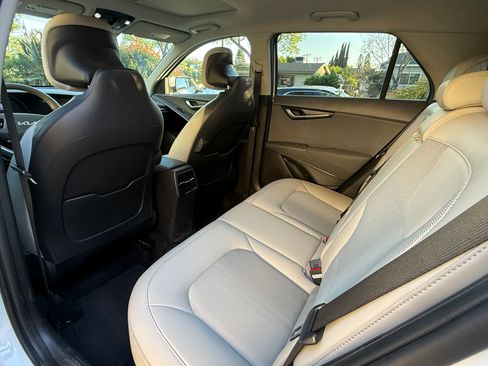 Used 2023 Kia Niro EX Touring image 16