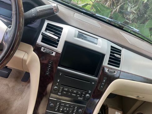 Used 2007 Cadillac Escalade AWD w/ Information Package image 2