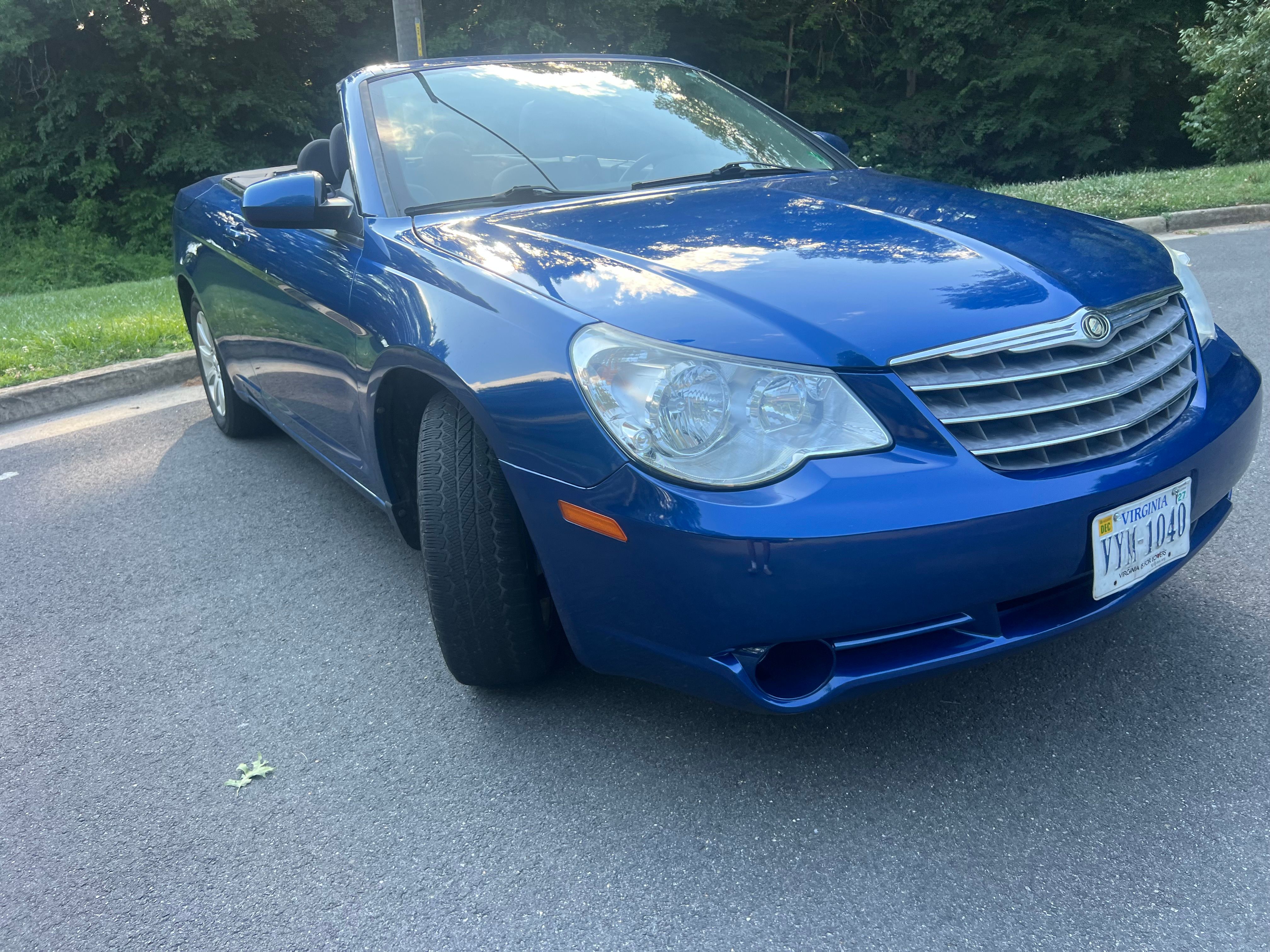 Used 2010 Chrysler Sebring Touring FWD image 1