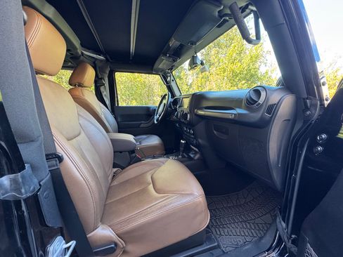 Used 2013 Jeep Wrangler Sahara image 9