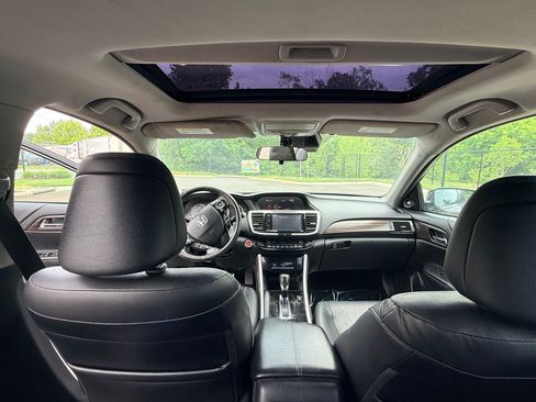 Used 2016 Honda Accord Touring image 12