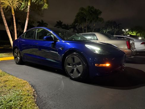 Used 2022 Tesla Model 3 Standard Range image 10