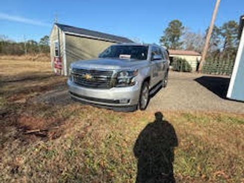 Used 2020 Chevrolet Suburban Premier image 2