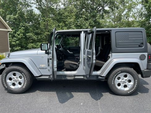 Used 2015 Jeep Wrangler Unlimited Sahara w/ Connectivity Group AWD/4WD image 2