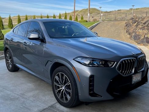 Used 2025 BMW X6 xDrive40i w/ Climate Comfort Package image 5