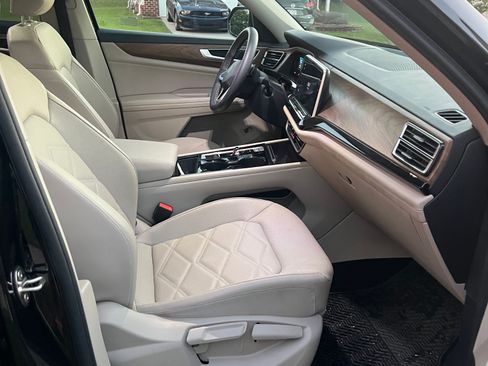 Used 2024 Volkswagen Atlas SE w/ Panoramic Sunroof Package image 6