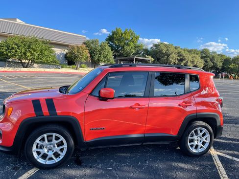 Used 2019 Jeep Renegade Latitude FWD image 11