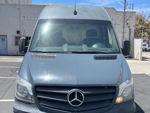Used 2018 Mercedes-Benz Sprinter 2500 image 2