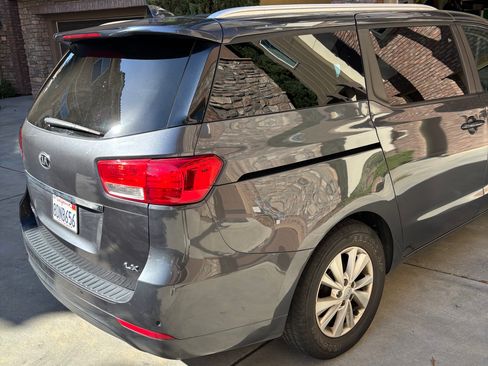 Used 2017 Kia Sedona LX w/ LX Essentials Premium Package image 12