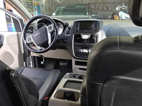 Used 2016 Chrysler Town & Country Touring w/ Driver Convenience Group image 9