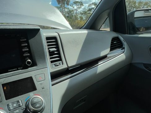 Used 2018 Toyota Sienna XLE w/ XLE Navigation Package image 12