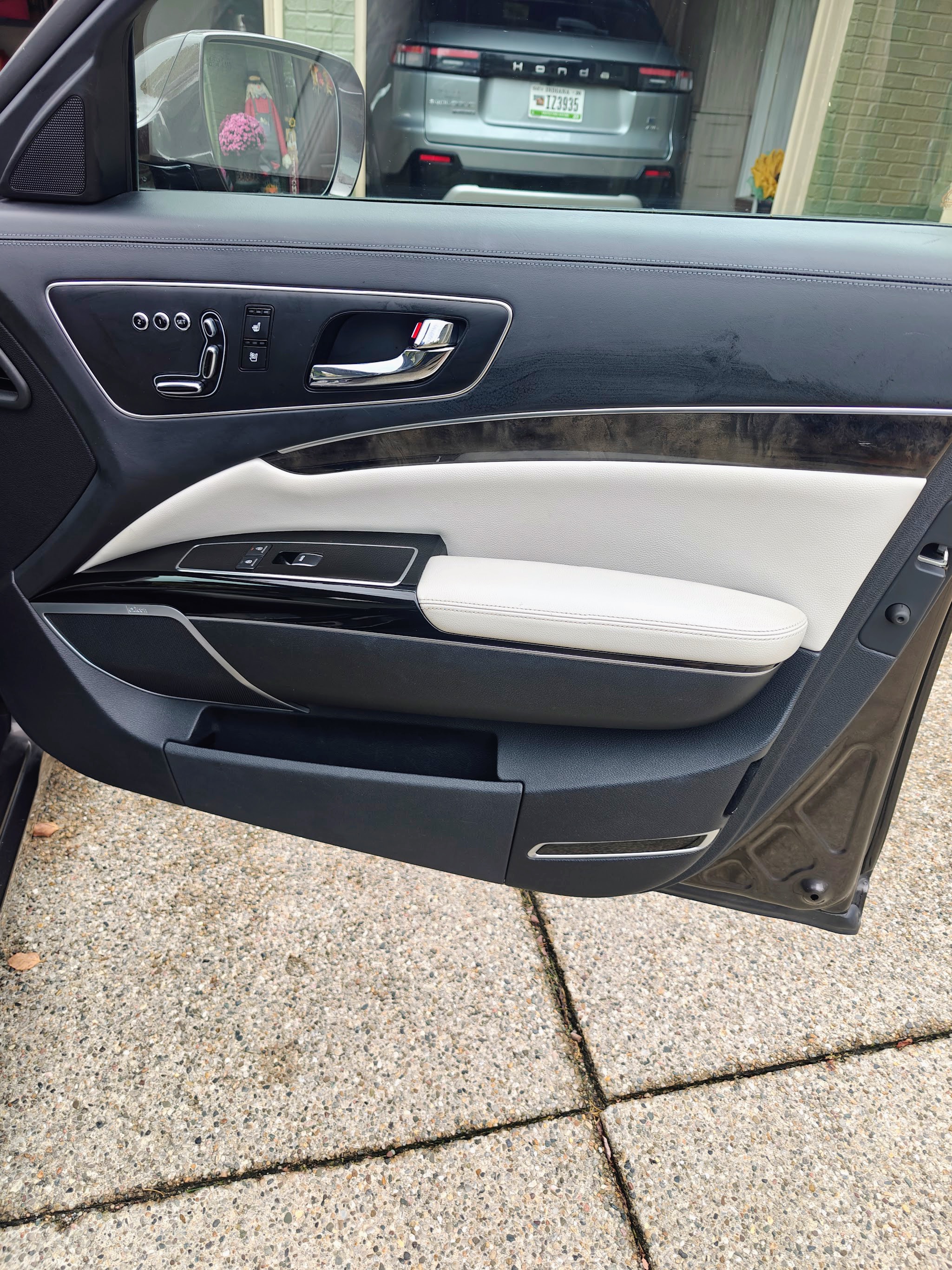 Used 2015 Kia K900 Luxury w/ VIP Package (Discontinued) RWD image 17
