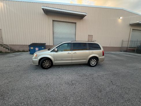 Used 2014 Chrysler Town & Country Touring FWD image 11