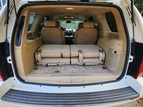 Used 2010 Cadillac Escalade Luxury image 9