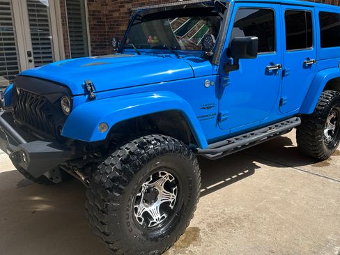 Used 2011 Jeep Wrangler Unlimited Sahara w/ Connectivity Group image 2