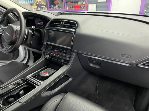 Used 2019 Jaguar F-PACE S image 14