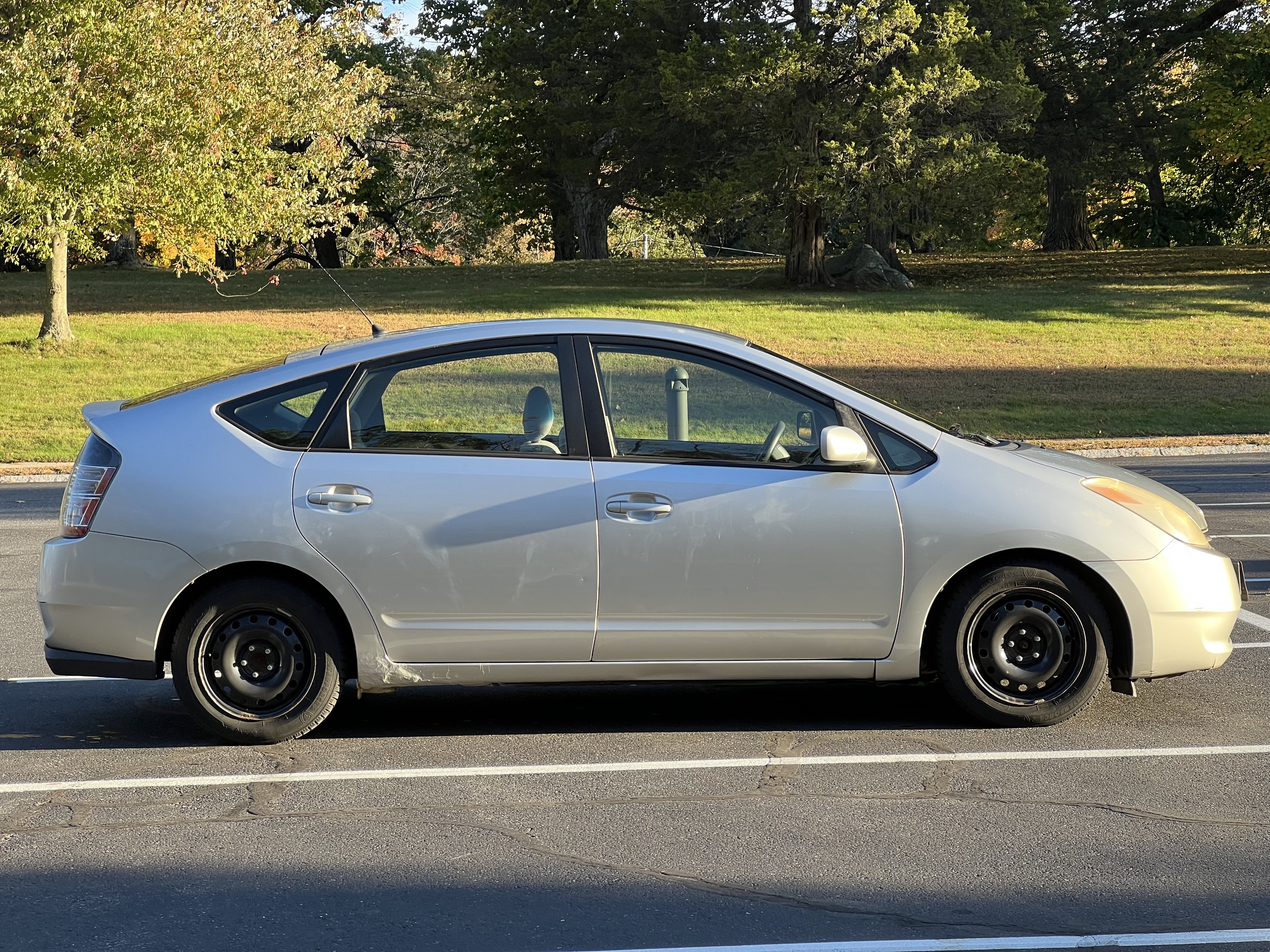 Used 2004 Toyota Prius FWD image 2