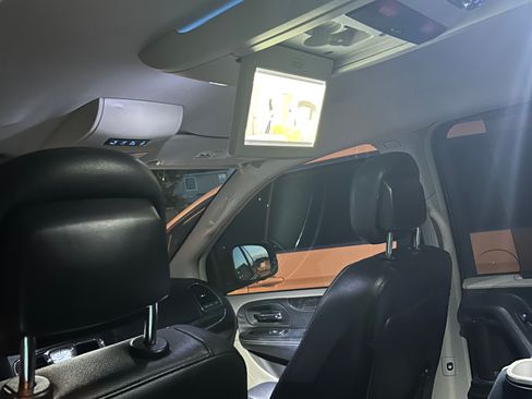 Used 2015 Chrysler Town & Country Touring FWD image 9