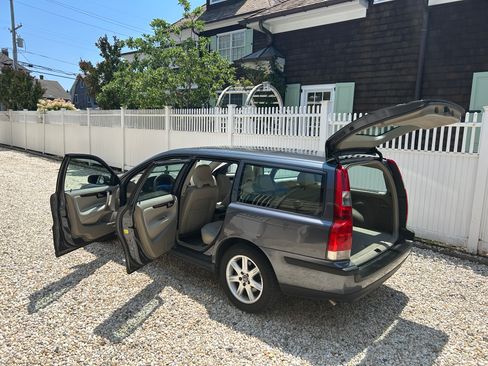 Used 2004 Volvo V70 2.5T FWD image 5