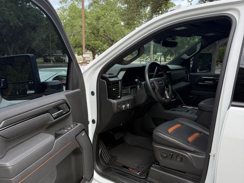 Used 2025 GMC Sierra 2500 AT4 w/ AT4 Premium Plus Package AWD/4WD image 10