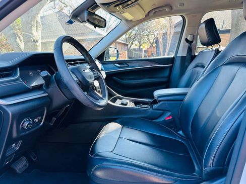 Used 2023 Jeep Grand Cherokee Limited w/ Black Appearance Package image 13