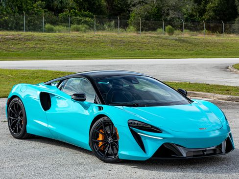 Used 2023 McLaren Artura image 13