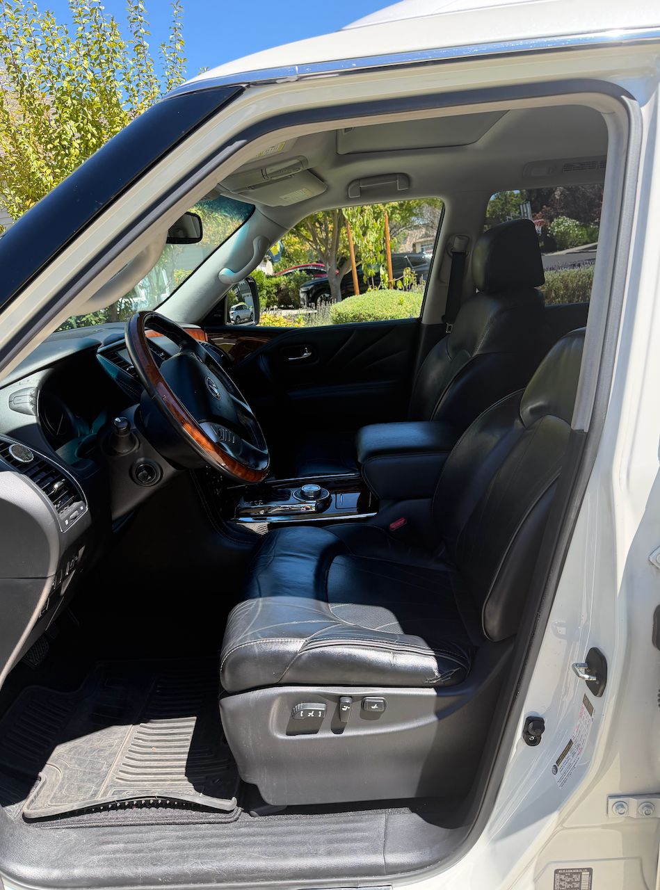 Used 2015 INFINITI QX80 4WD w/ Deluxe Technology Package image 9