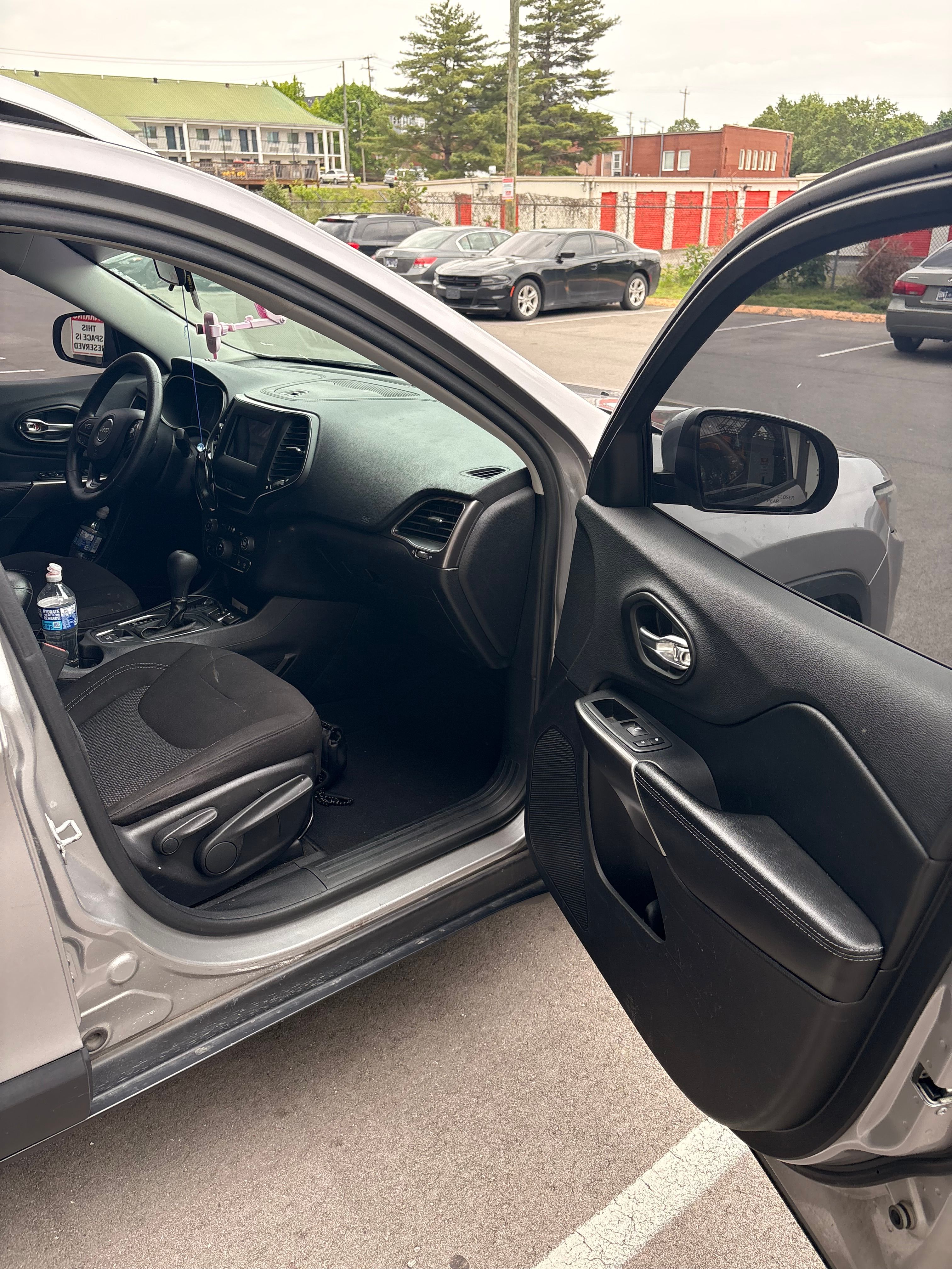 Used 2020 Jeep Cherokee Latitude FWD image 9
