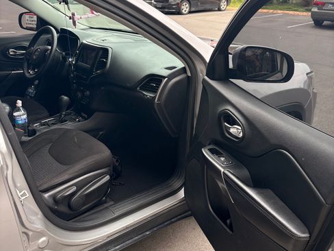 Used 2020 Jeep Cherokee Latitude FWD image 9