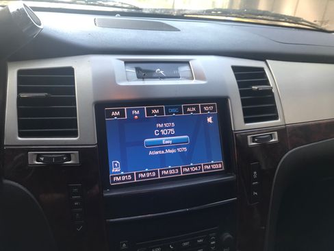 Used 2013 Cadillac Escalade Luxury image 17