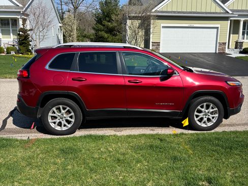 Used 2017 Jeep Cherokee Latitude AWD/4WD image 1