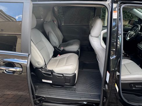 Used 2017 Toyota Sienna Limited Premium image 10