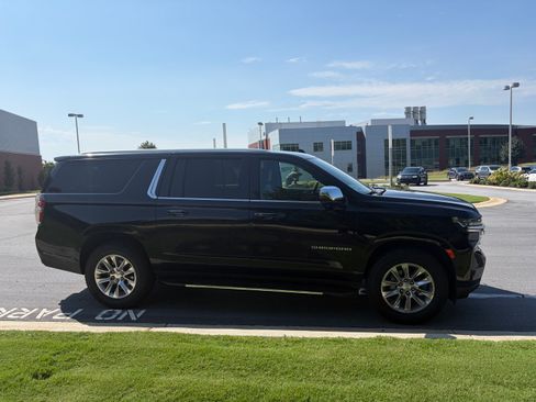Used 2023 Chevrolet Suburban Premier AWD/4WD image 5