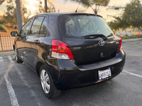 Used 2010 Toyota Yaris 4-Door Hatchback image 4